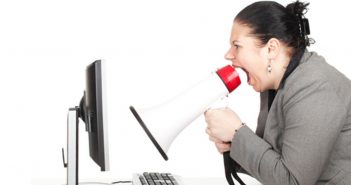 Criticare l'azienda via email