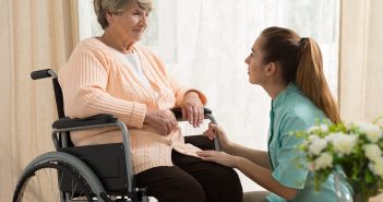 Caregiver familiari, nuovo fondo in manovra 60 milioni di euro in 3 anni
