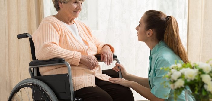 Caregiver familiari, nuovo fondo in manovra 60 milioni di euro in 3 anni
