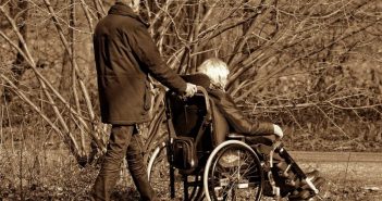 Invalidità civile INPS: assegno di accompagnamento più facile per anziani