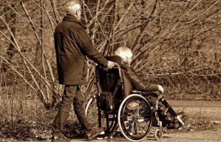 Invalidità civile INPS: assegno di accompagnamento più facile per anziani