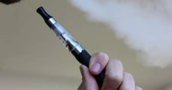 Si può fumare la sigaretta elettronica sul lavoro? Ecco cosa dice la legge