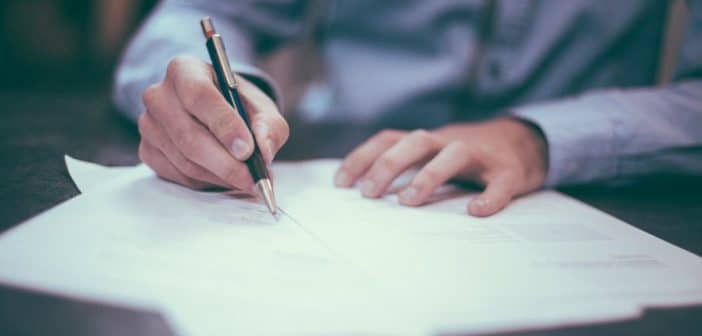 Firma sulla busta paga per ricevuta: per la Cassazione non ha valore