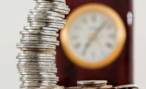 Ticket licenziamento 2026, lavoratore e datore di lavoro con documenti e calcolatrice, banconote in euro e simboli INPS a rappresentare il contributo NASpI e i costi di licenziamento.