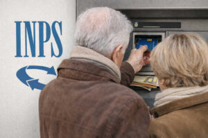 Pensioni gennaio 2026: anziani di spalle al bancomat mentre ritirano l’assegno, con riferimento INPS.