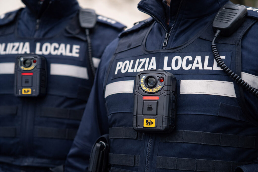 Polizia locale e body cam, parere negativo: sicurezza sul lavoro sì, ma con garanzie Agenti della Polizia locale con body cam sul petto durante il servizio, focus sul dispositivo di registrazione.