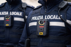 Polizia locale e body cam, parere negativo: sicurezza sul lavoro sì, ma con garanzie Agenti della Polizia locale con body cam sul petto durante il servizio, focus sul dispositivo di registrazione.