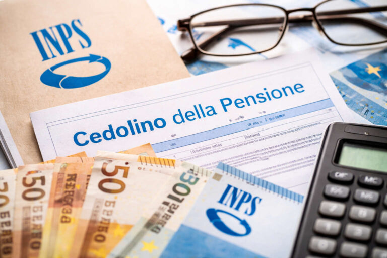 Cedolino pensione INPS aprile 2026 con euro, calcolatrice e documenti previdenziali
