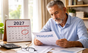 lavoratore italiano controlla documenti pensione dopo aumento requisiti pensionistici