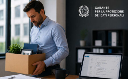 Ex dipendente in ufficio con scatola mentre lascia il lavoro, laptop con email aziendale aperta sullo sfondo