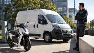 Bonus Moto e Furgoni 2026, sbloccato il DPCM Automotive: tutte le novità sugli incentivi Furgone commerciale e scooter elettrico con colonnina di ricarica in un contesto urbano moderno, immagine relativa ai bonus moto e furgoni 2026