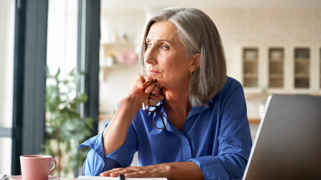 Pensione con 31 anni di contributi: quali possibilità ci sono con 63 anni di età Donna di 63 anni riflette sulla pensione dopo oltre 30 anni di contributi versati