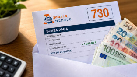 Perché non c’è il rimborso del 730 nella busta paga di luglio? Le cause più comuni Busta paga con rimborso del modello 730, busta dell'Agenzia delle Entrate e banconote in euro.