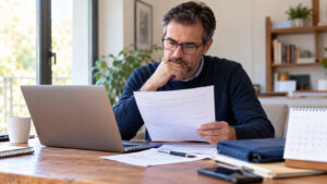 Congedo per gravi patologie, l’INPS spiega come recuperare fino a 2 anni di contributi Lavoratore consulta documenti sul riscatto dei contributi pensionistici per congedo per gravi patologie